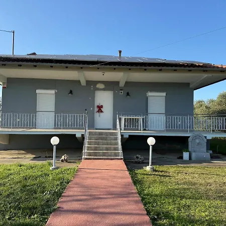 Villa Aeolus Residences - Cozy Family House With Yard Drama