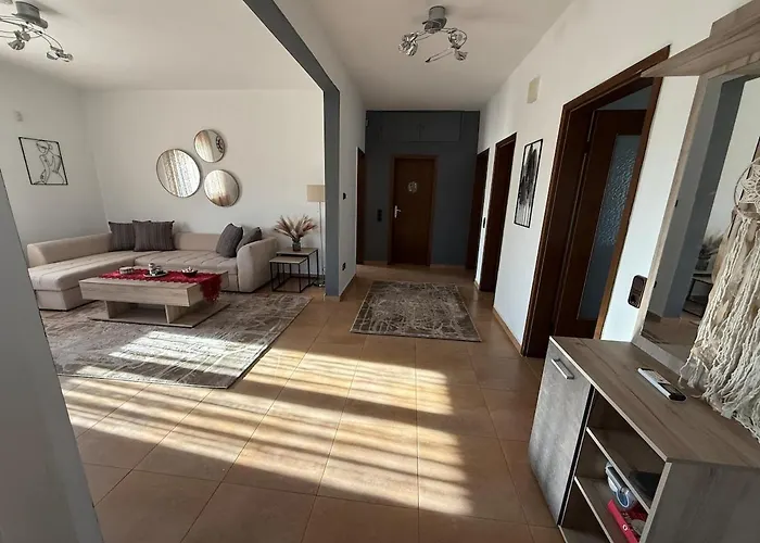 Cozy Family House With Yard *